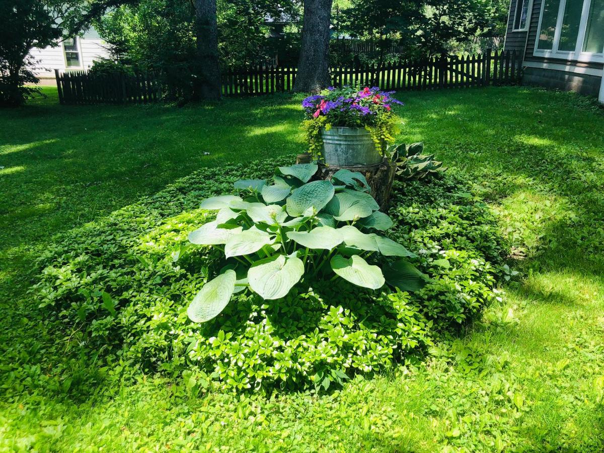  | John Henry Bed & Breakfast