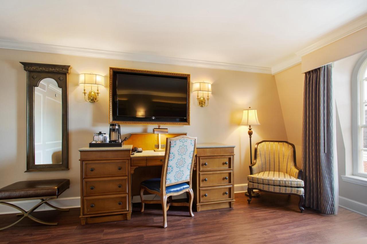 Deluxe Room with Two Queen Beds at Hotel St. Marie