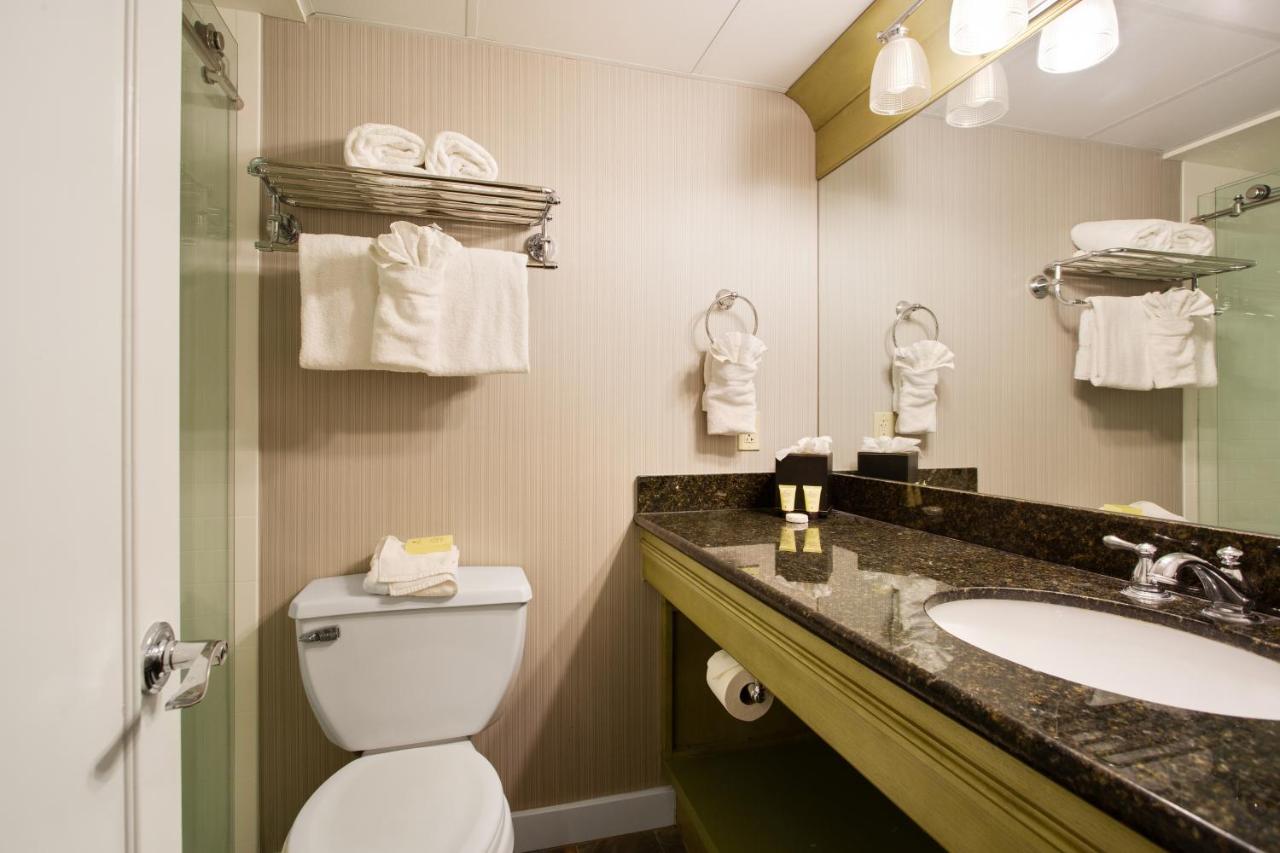Deluxe Room with King Bed at Hotel St. Marie