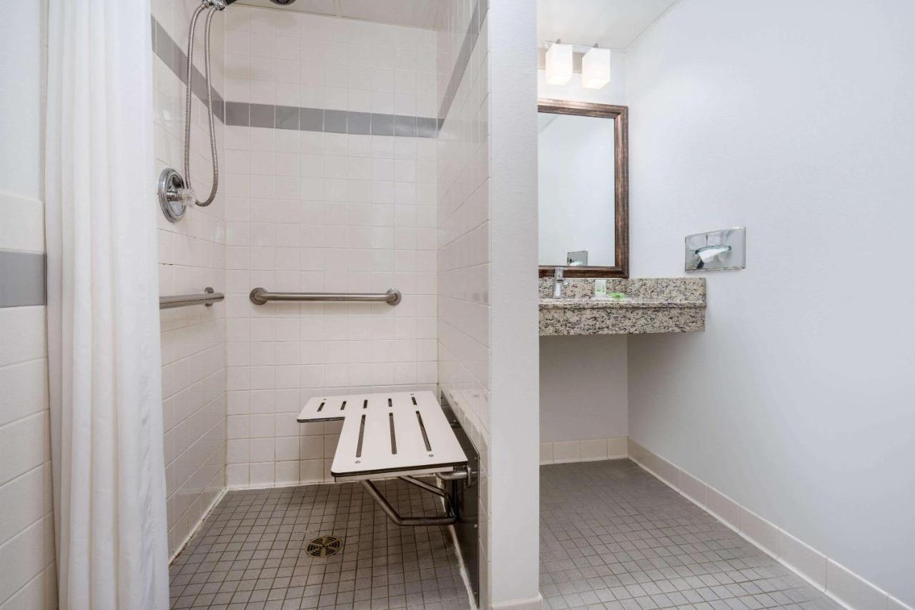 Queen Room - Mobility Access/Non-Smoking at AmericInn by Wyndham Park Rapids