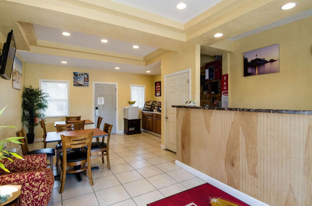 | Econo Lodge West Yarmouth - Cape Cod