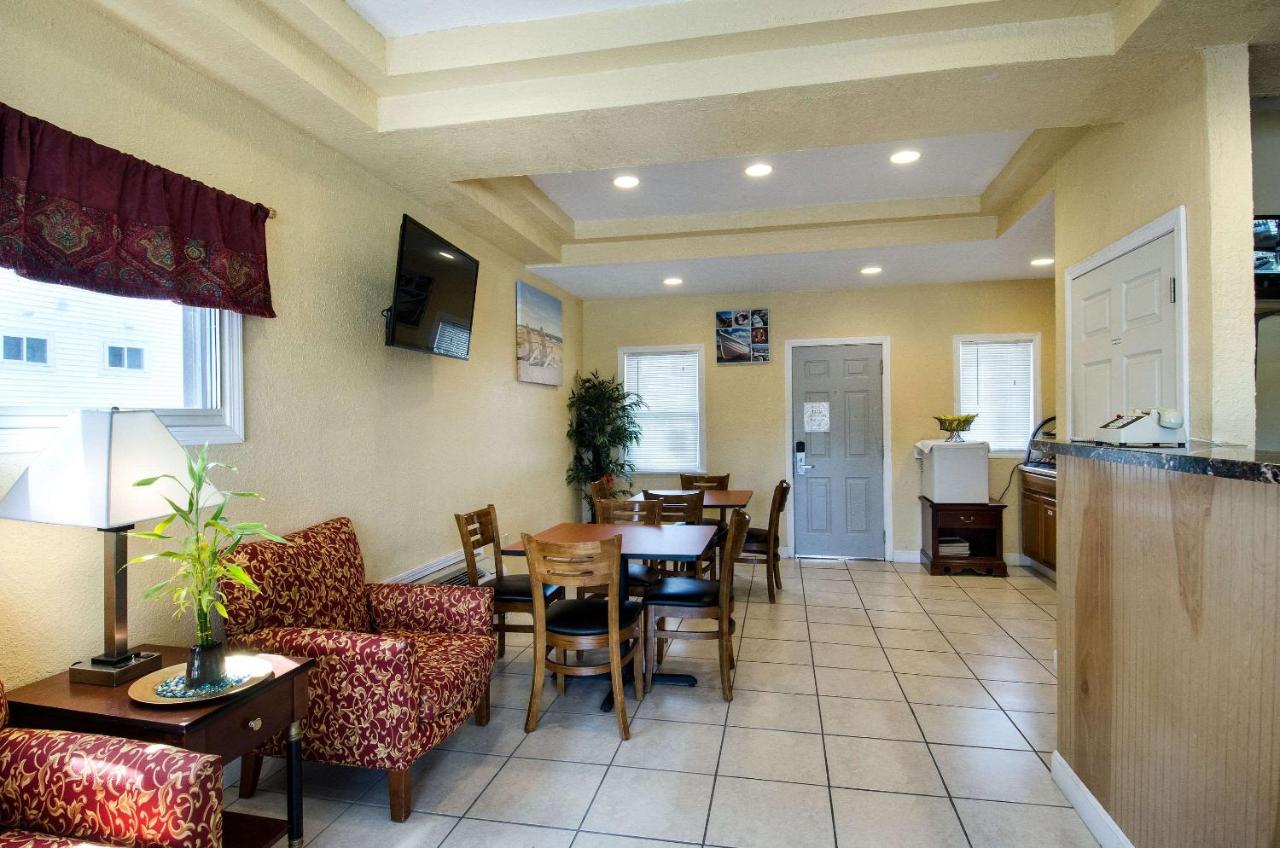 | Econo Lodge West Yarmouth - Cape Cod