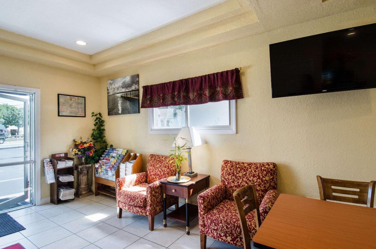 | Econo Lodge West Yarmouth - Cape Cod
