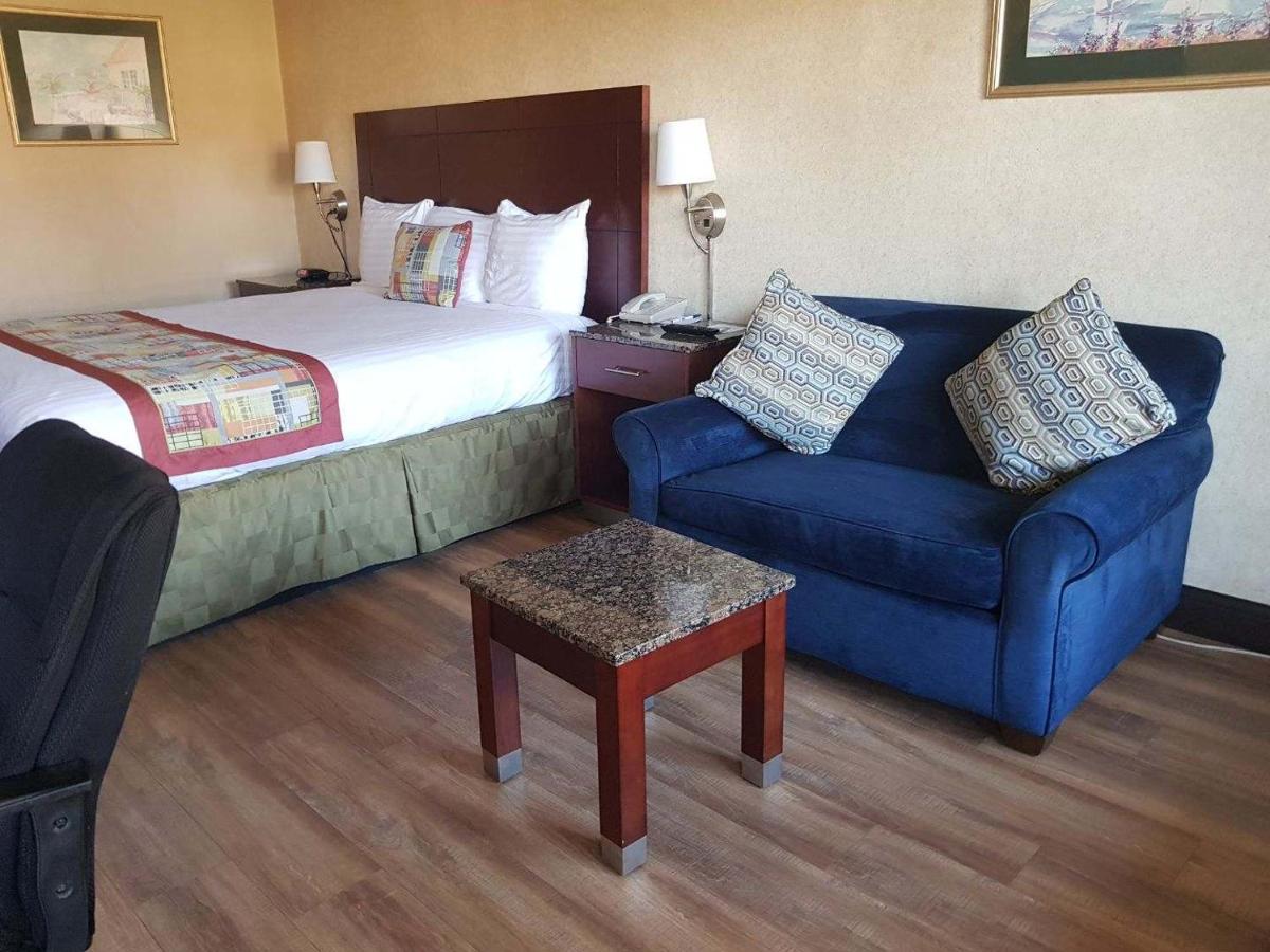 King Room - Non-Smoking at Travelodge by Wyndham Costa Mesa Newport Beach Hacienda