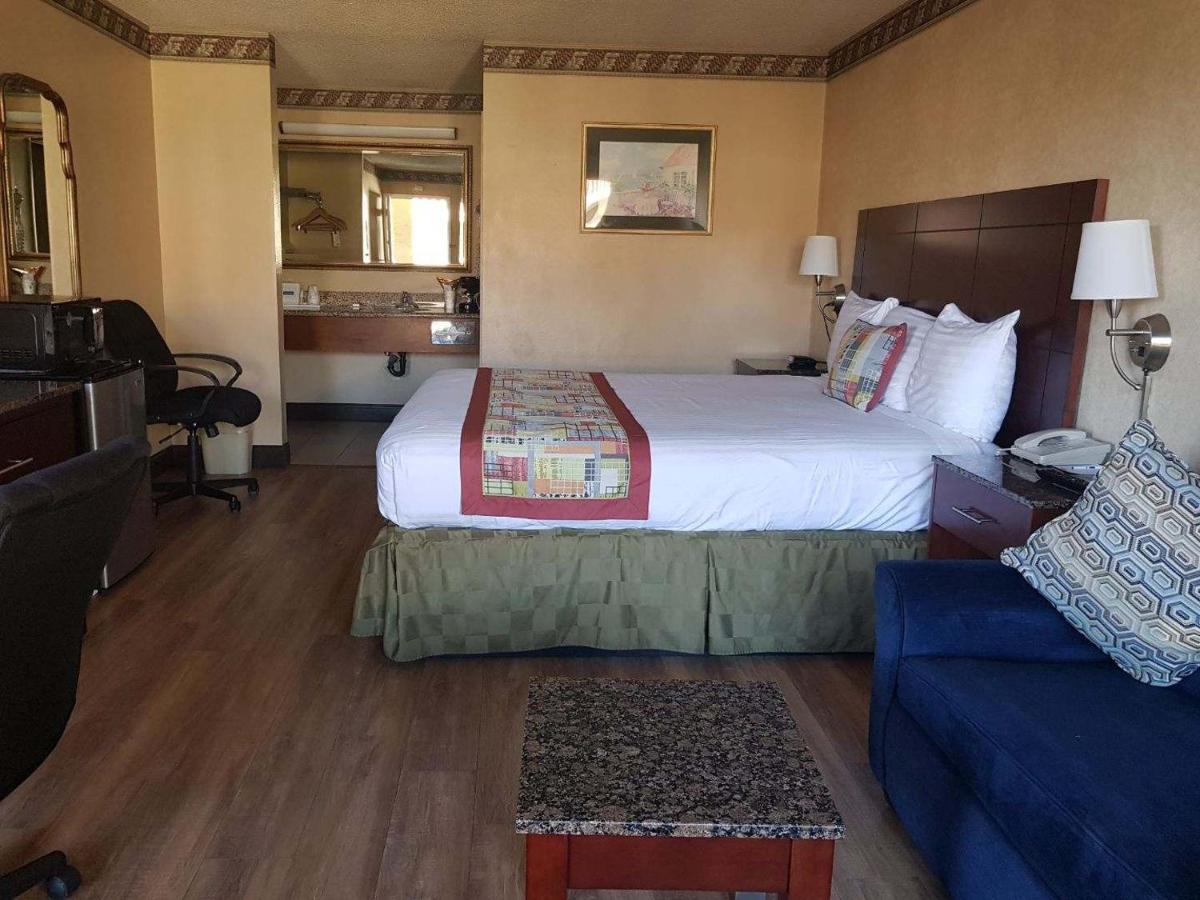 King Room - Non-Smoking at Travelodge by Wyndham Costa Mesa Newport Beach Hacienda