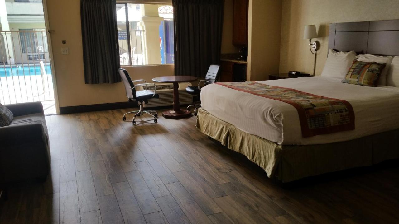 King Room - Non-Smoking at Travelodge by Wyndham Costa Mesa Newport Beach Hacienda
