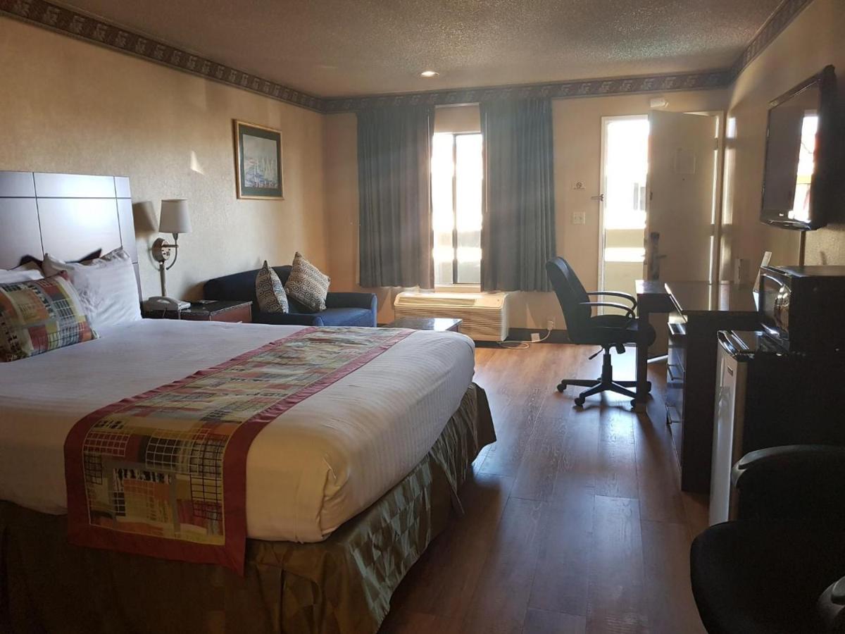 King Room - Disability Access/Non-Smoking at Travelodge by Wyndham Costa Mesa Newport Beach Hacienda