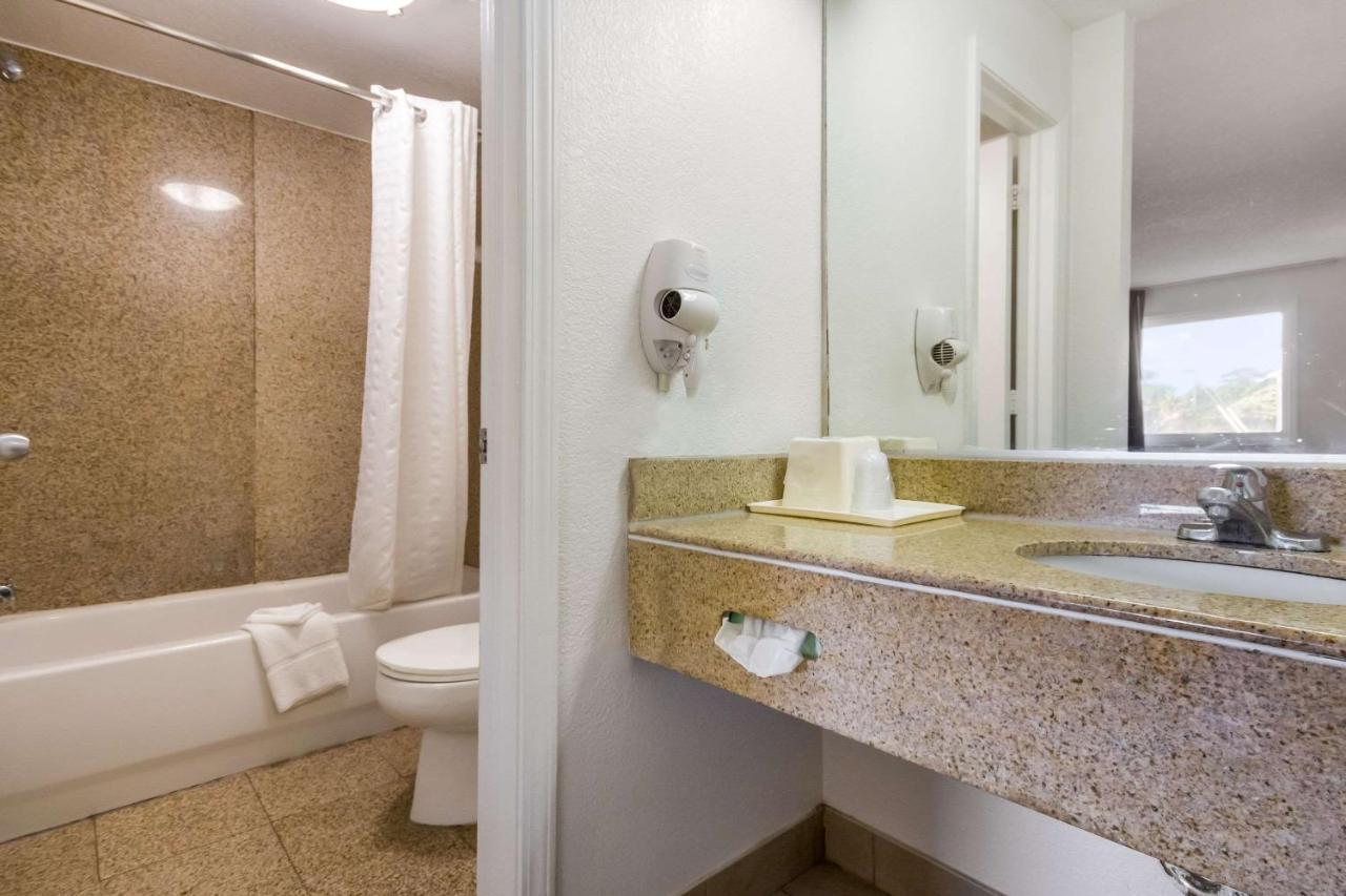 King Room - Non-Smoking at Econo Lodge Little Creek