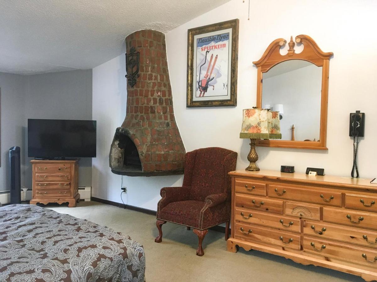 Deluxe Queen Room - Top Floor at Tyrolean Lodge