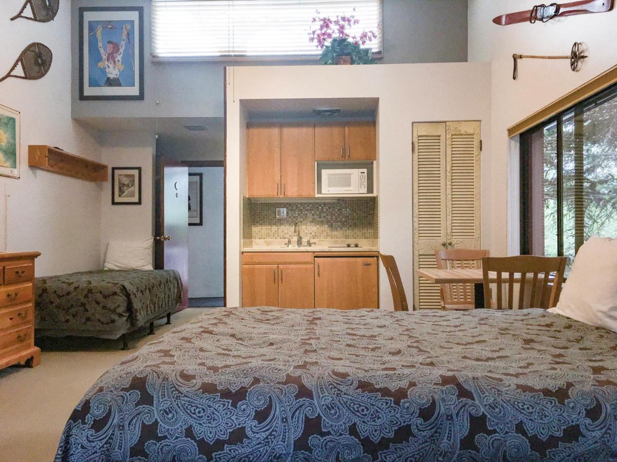 Deluxe Queen Room - Top Floor at Tyrolean Lodge