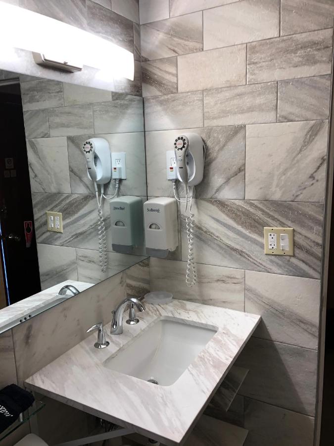 Deluxe Queen Room - Top Floor at Tyrolean Lodge