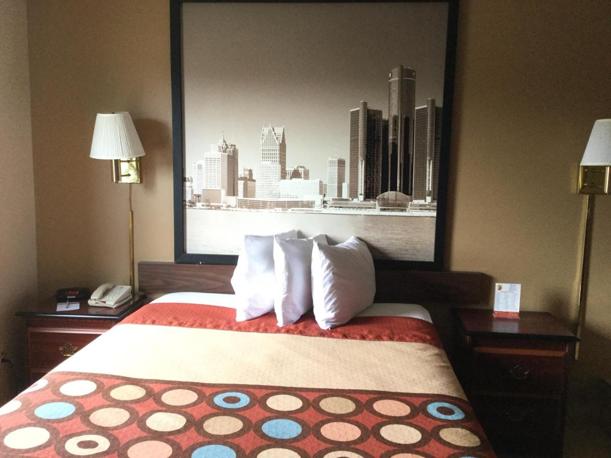 Queen Room - Disability Access/Non-Smoking at Super 8 by Wyndham Imlay City