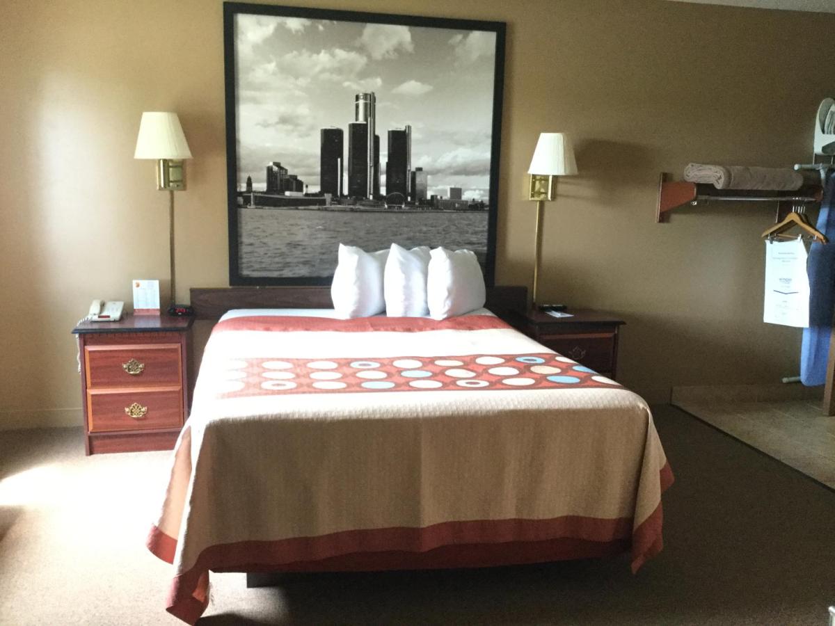 Queen Room - Disability Access/Non-Smoking at Super 8 by Wyndham Imlay City