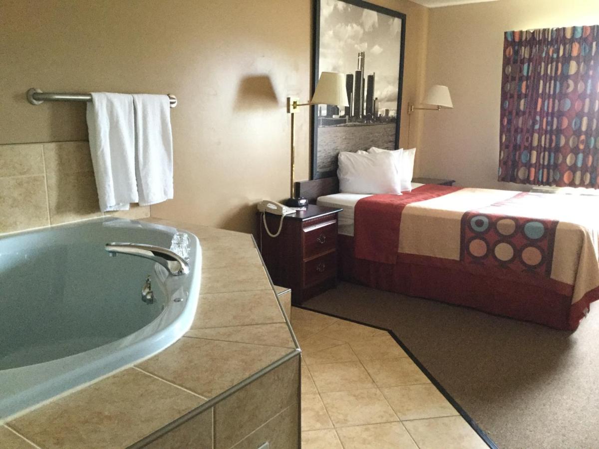 Deluxe Queen Studio Suite - Non-Smoking at Super 8 by Wyndham Imlay City