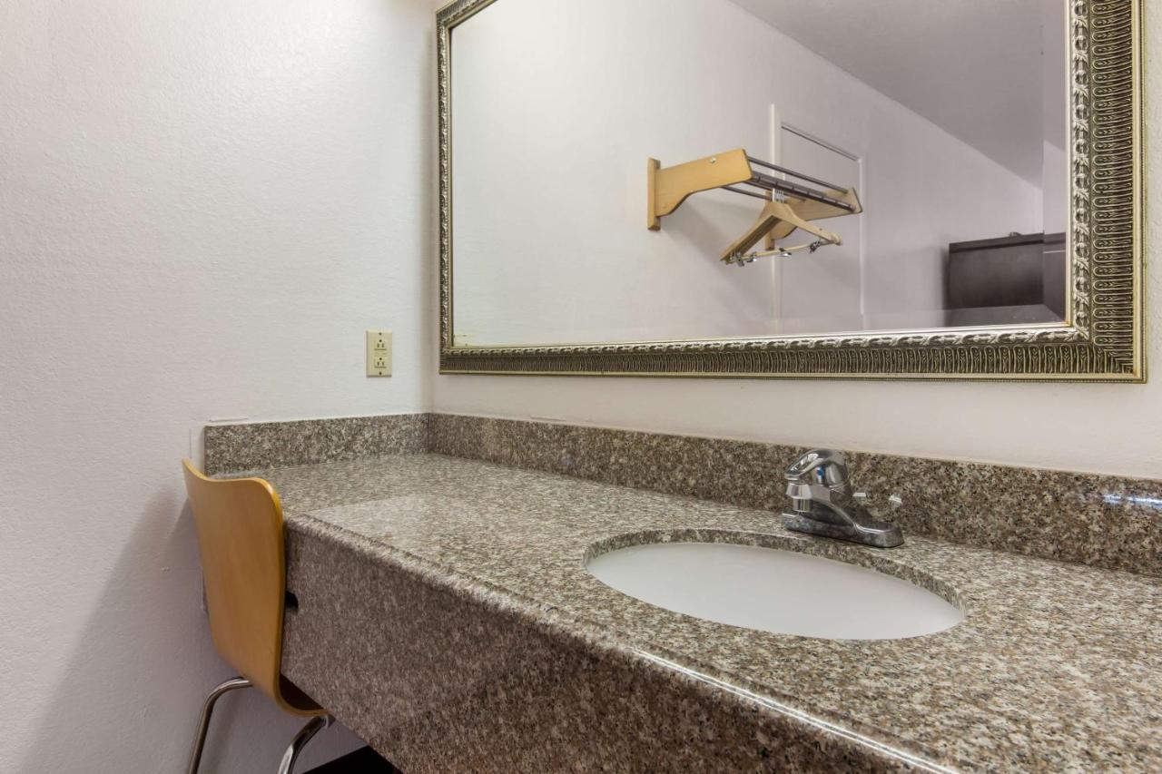 | Motel 6-Atlanta, TX