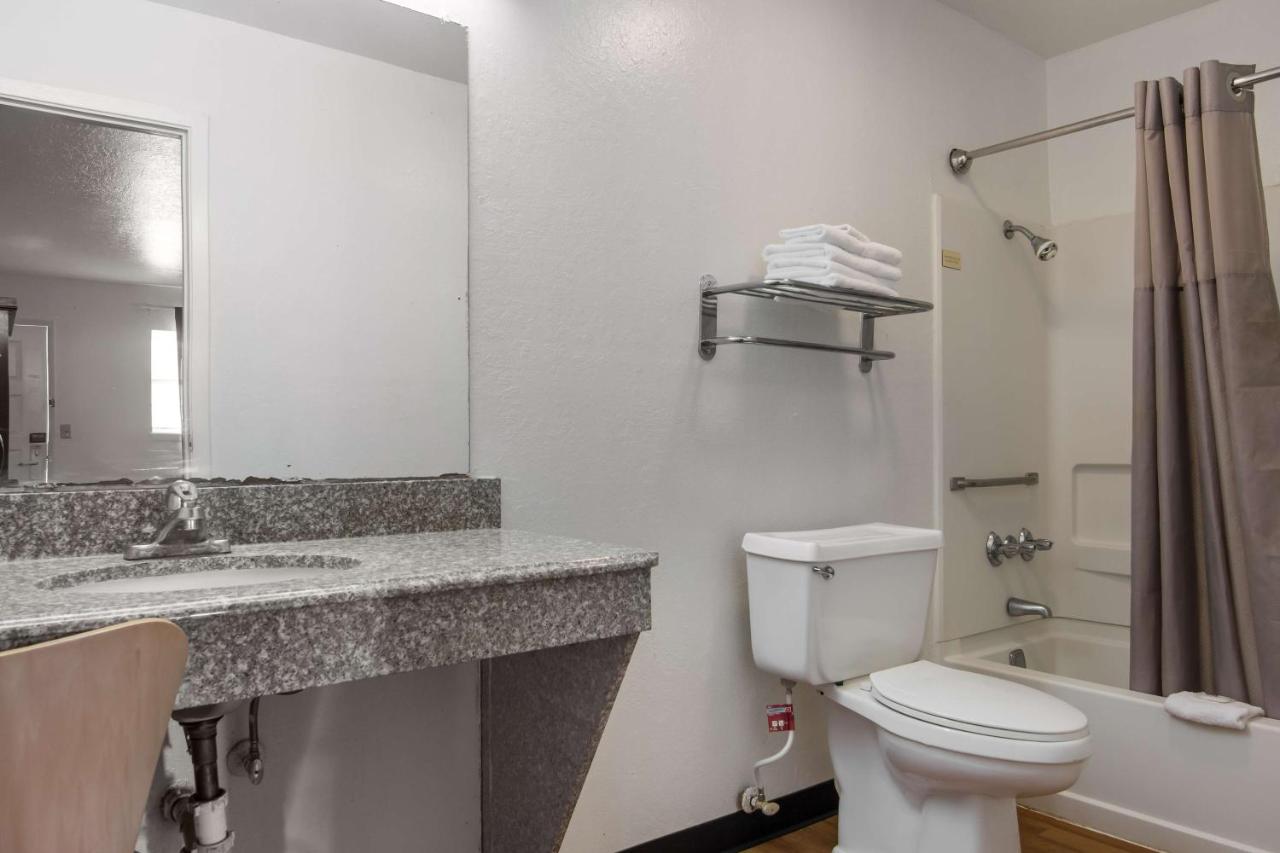 | Motel 6-Atlanta, TX