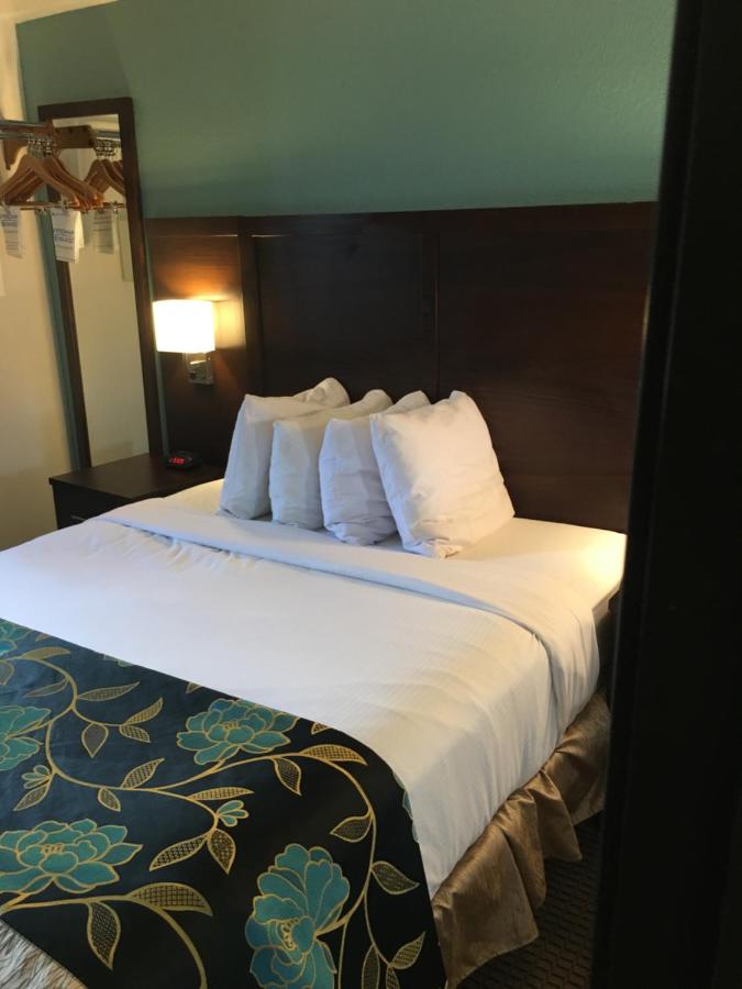 Queen Room - Non-Smoking at Baymont by Wyndham Keystone Near Mt. Rushmore