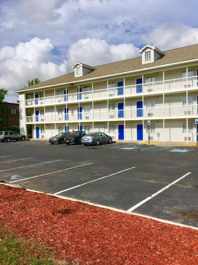  | InTown Suites Extended Stay Charleston SC - Rivers Ave