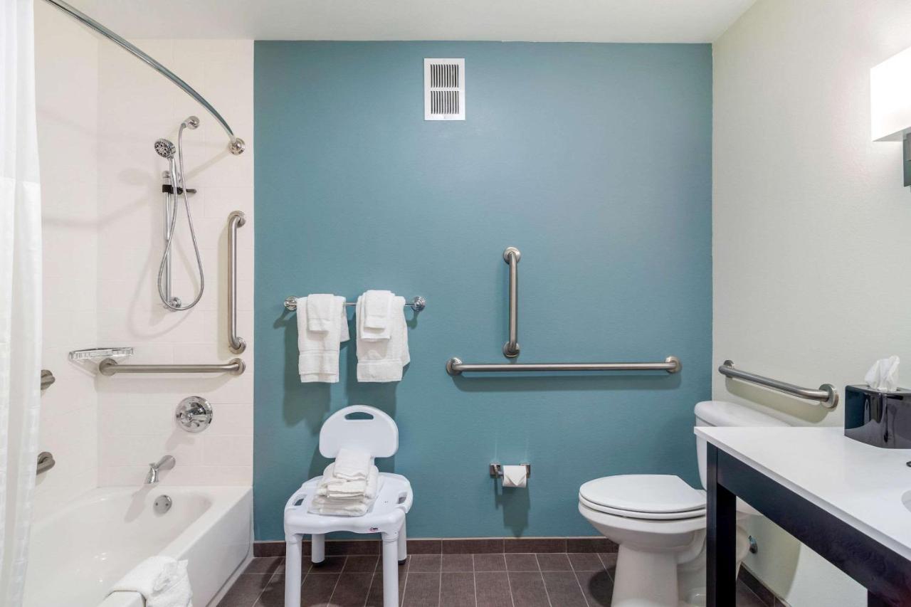King Room with tub - Accessible/Non-Smoking at Sleep Inn Newnan Atlanta South