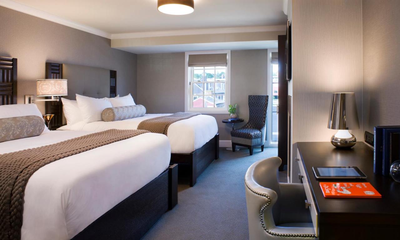 Double Queen Room with City View at Forty 1 North