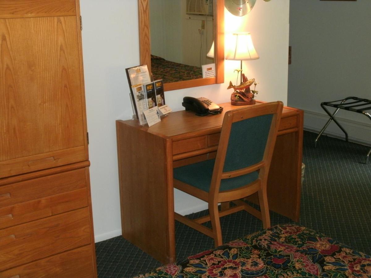 | Budget Host Inn