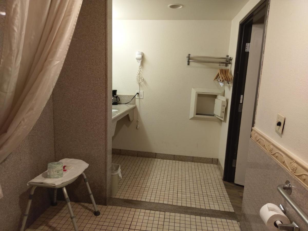 King Room - Disability Access/Non-Smoking at Travelodge by Wyndham Costa Mesa Newport Beach Hacienda
