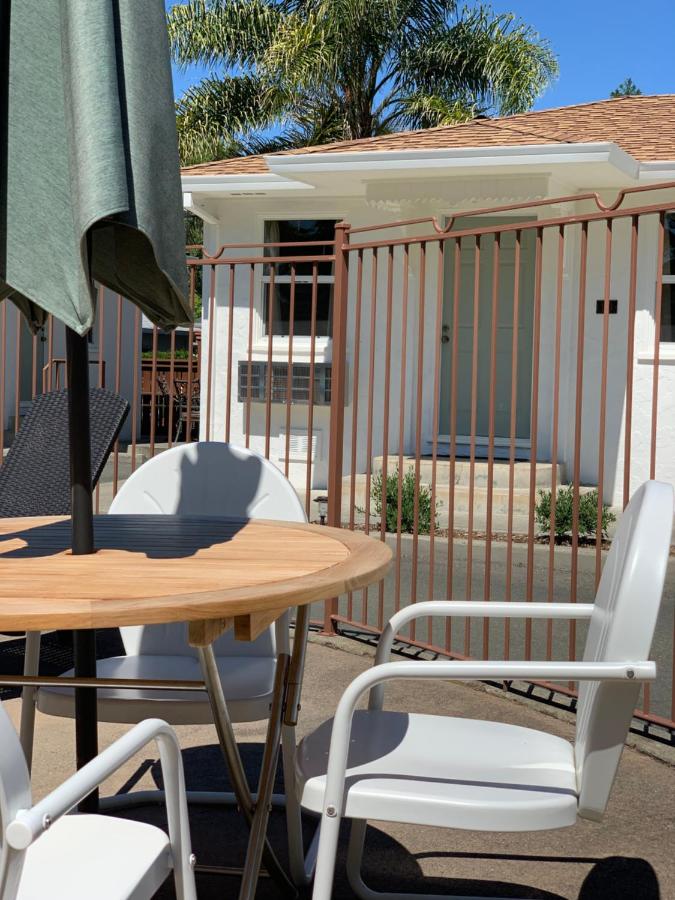 | Carlin's Cottage Court
