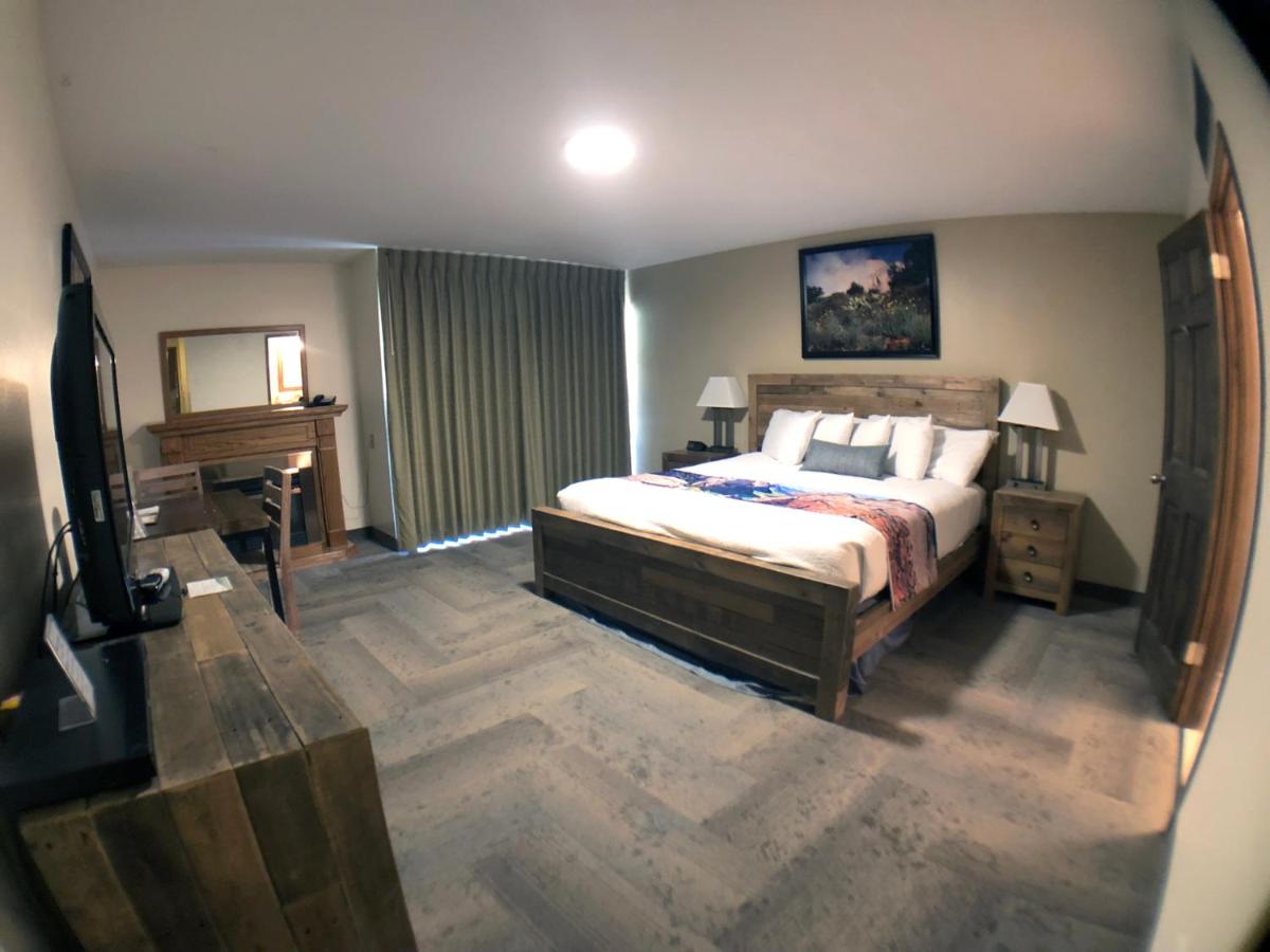 King Room at Bumbleberry Inn