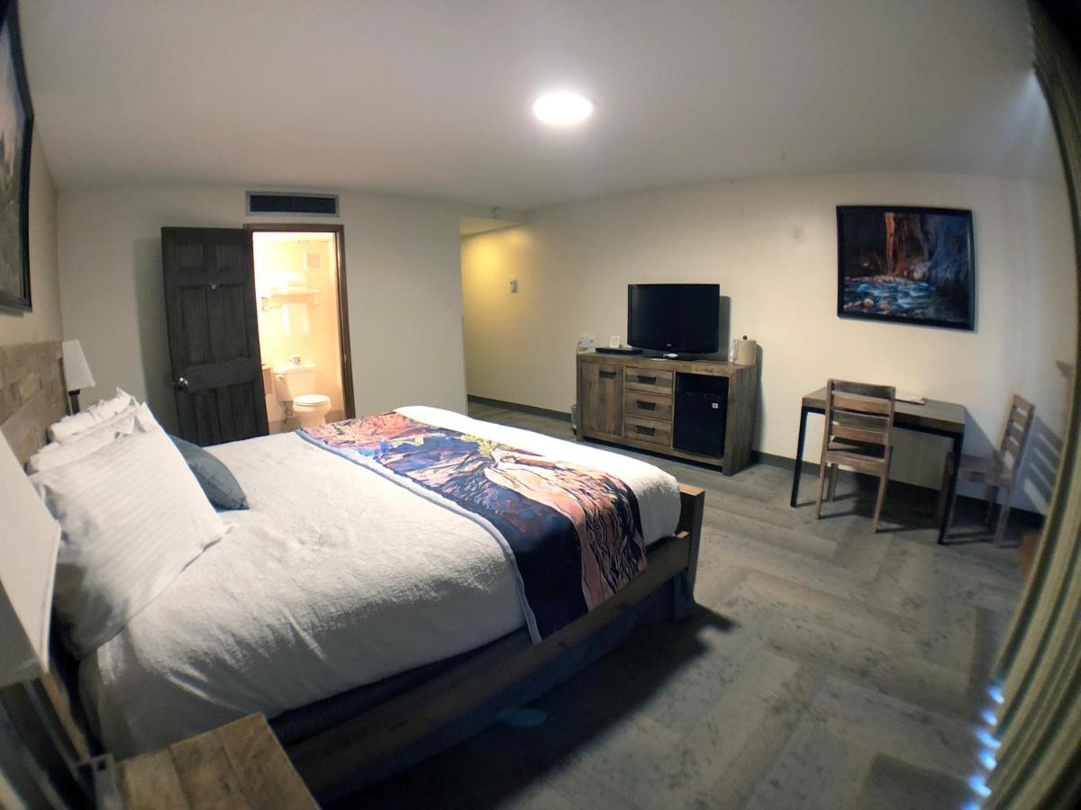 King Room at Bumbleberry Inn