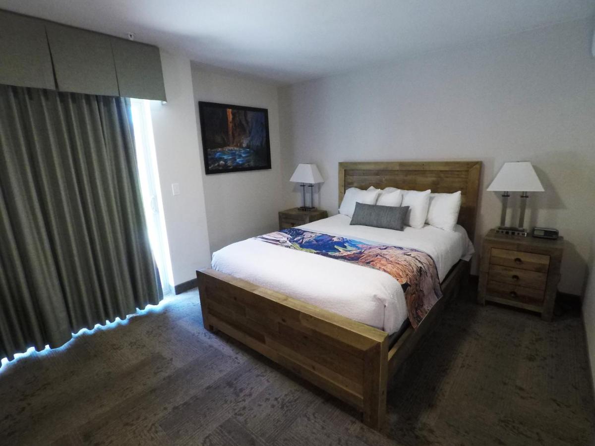 Queen Room at Bumbleberry Inn