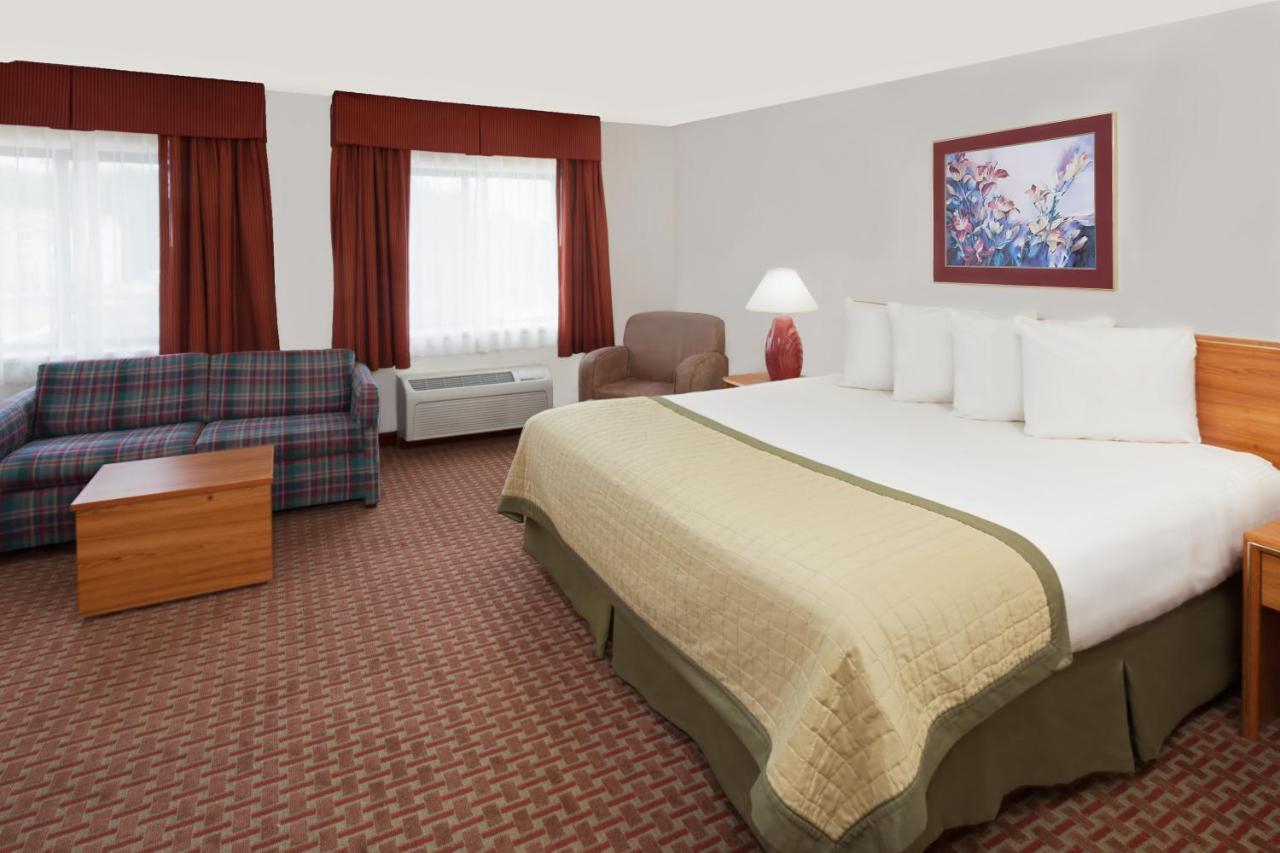 Deluxe King Suite at Baymont by Wyndham St. Joseph/Stevensville