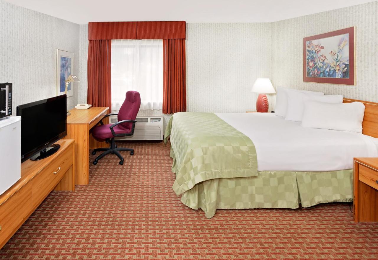 Queen Room - Disability Access - Non-Smoking at Baymont by Wyndham St. Joseph/Stevensville