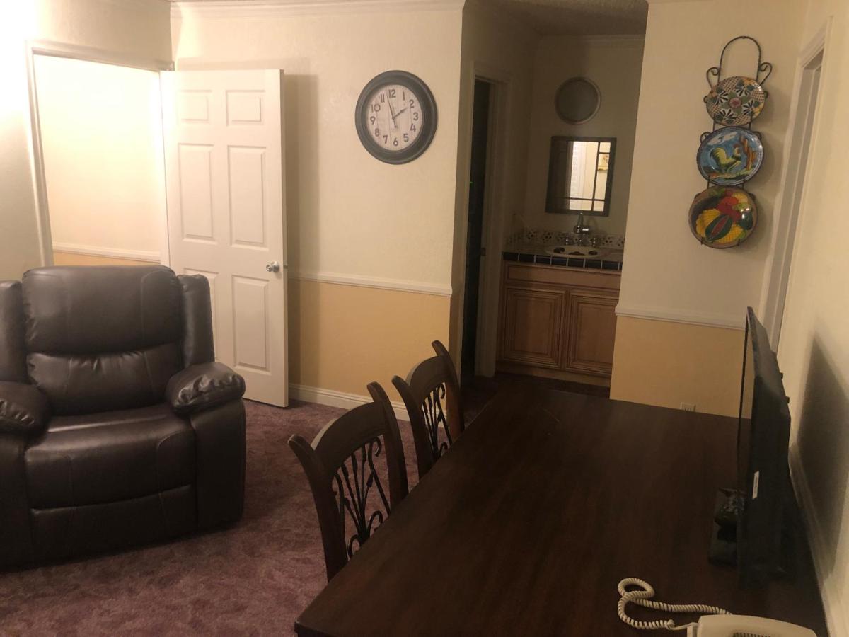 Executive Suite at National 9 Inn