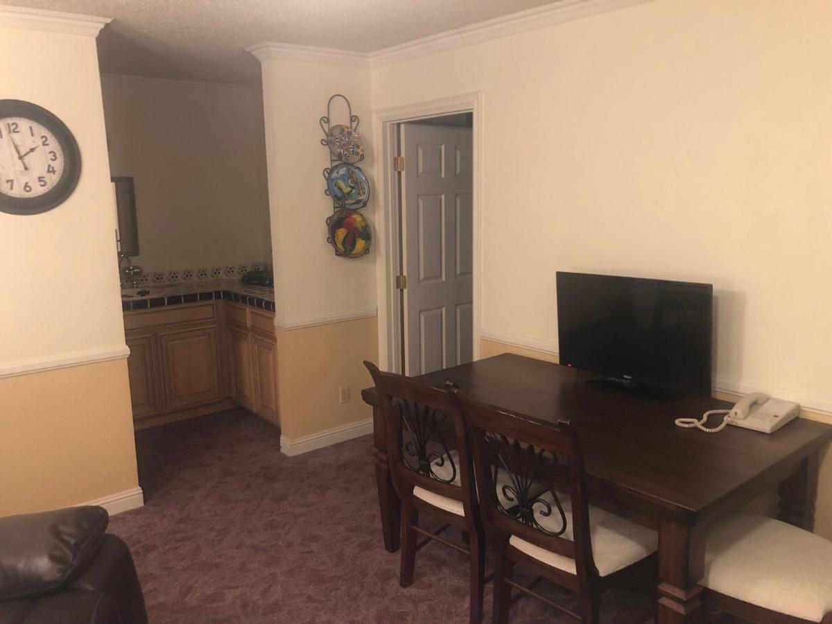 Executive Suite at National 9 Inn