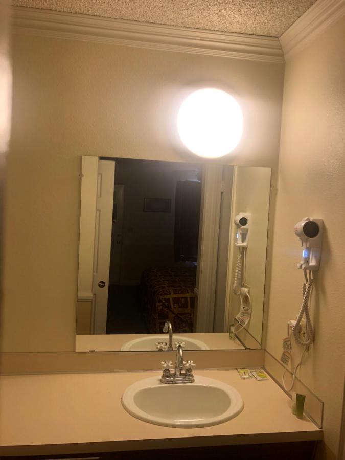 Executive Suite at National 9 Inn