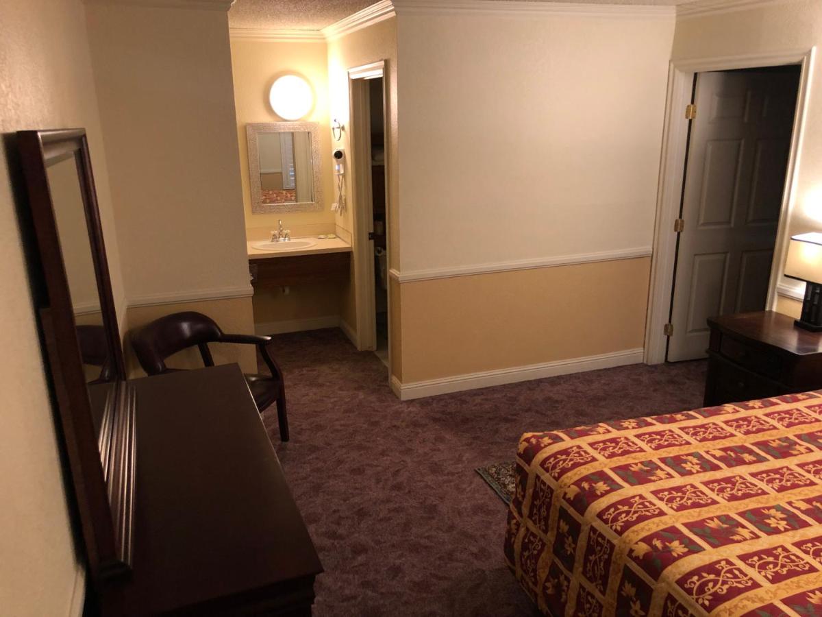Executive Suite at National 9 Inn