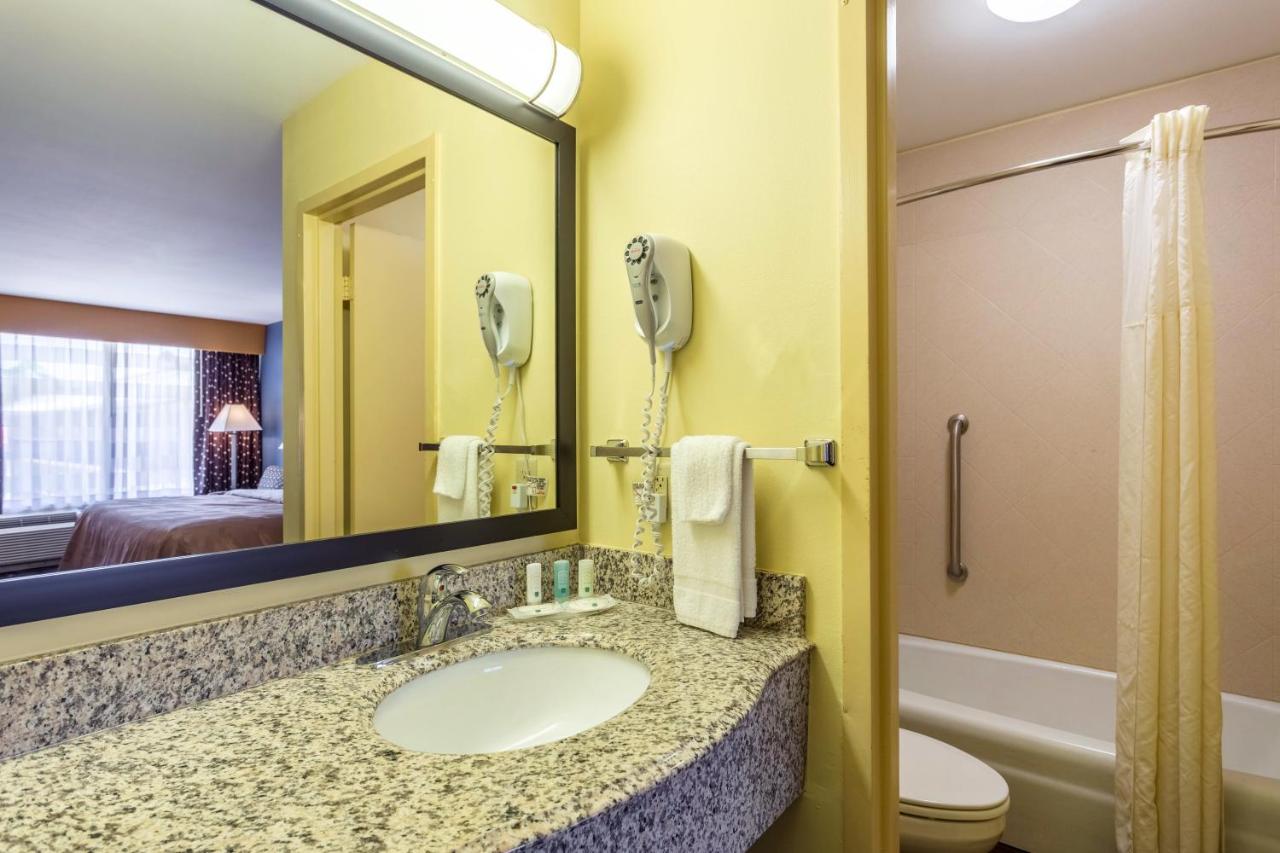 King Suite - Non-Smoking at Quality Inn & Suites Baton Rouge West – Port Allen