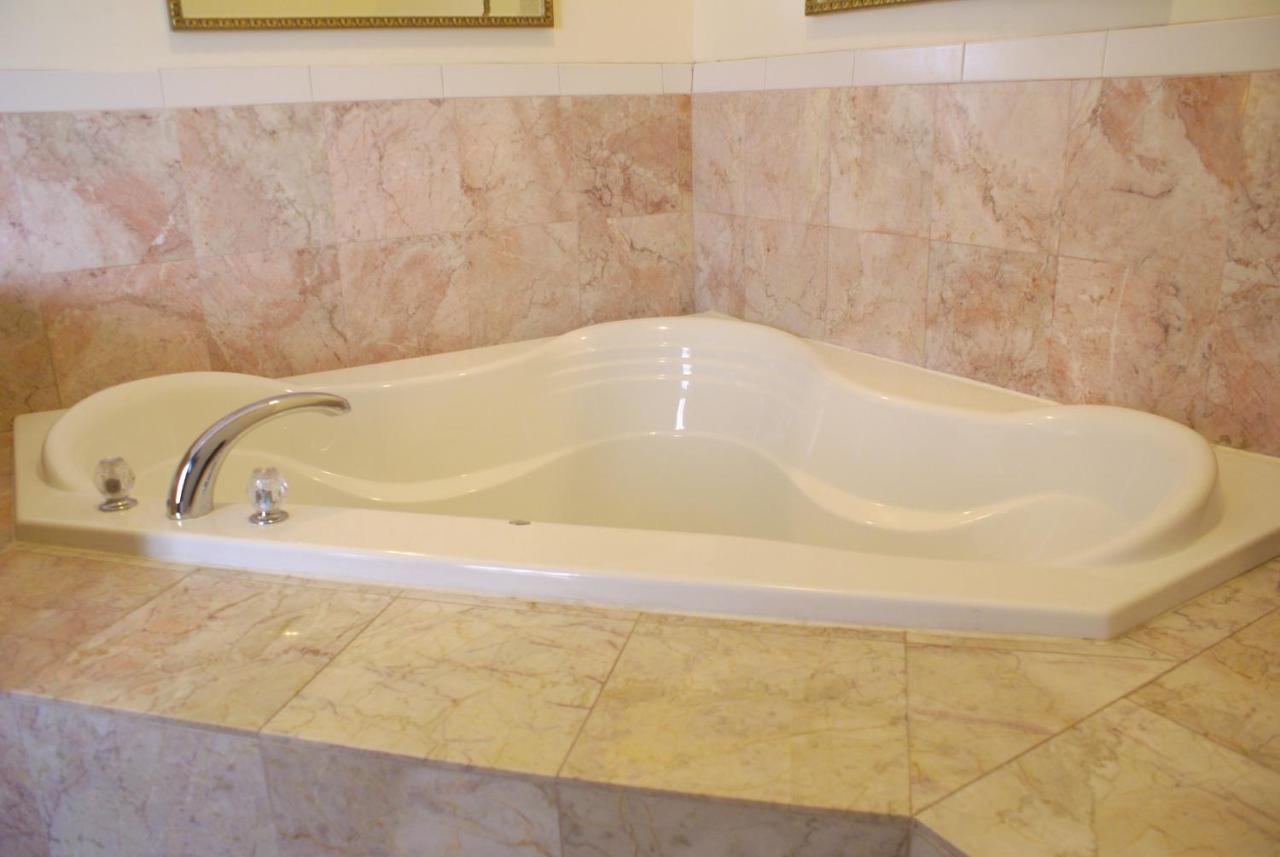 King Room with Spa Bath at Raritan Hotel