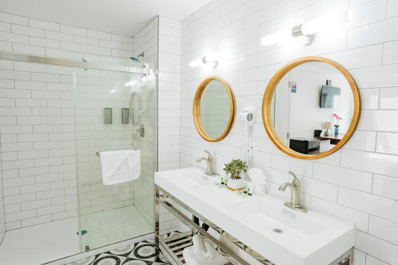 Deluxe Queen Room at The Belmont Shore Inn