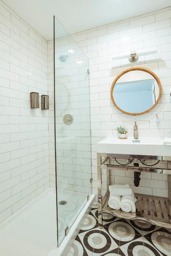 Standard King Room at The Belmont Shore Inn