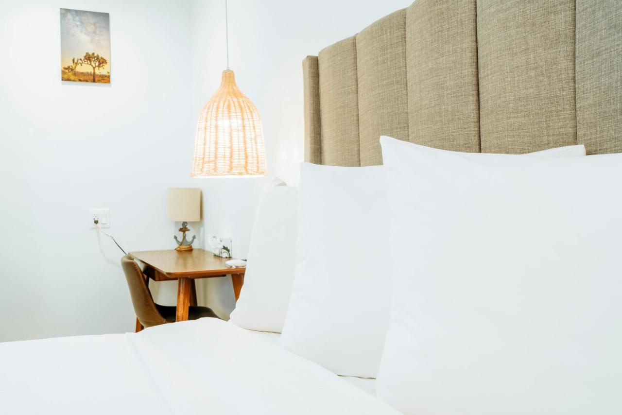 Standard Queen Room at The Belmont Shore Inn