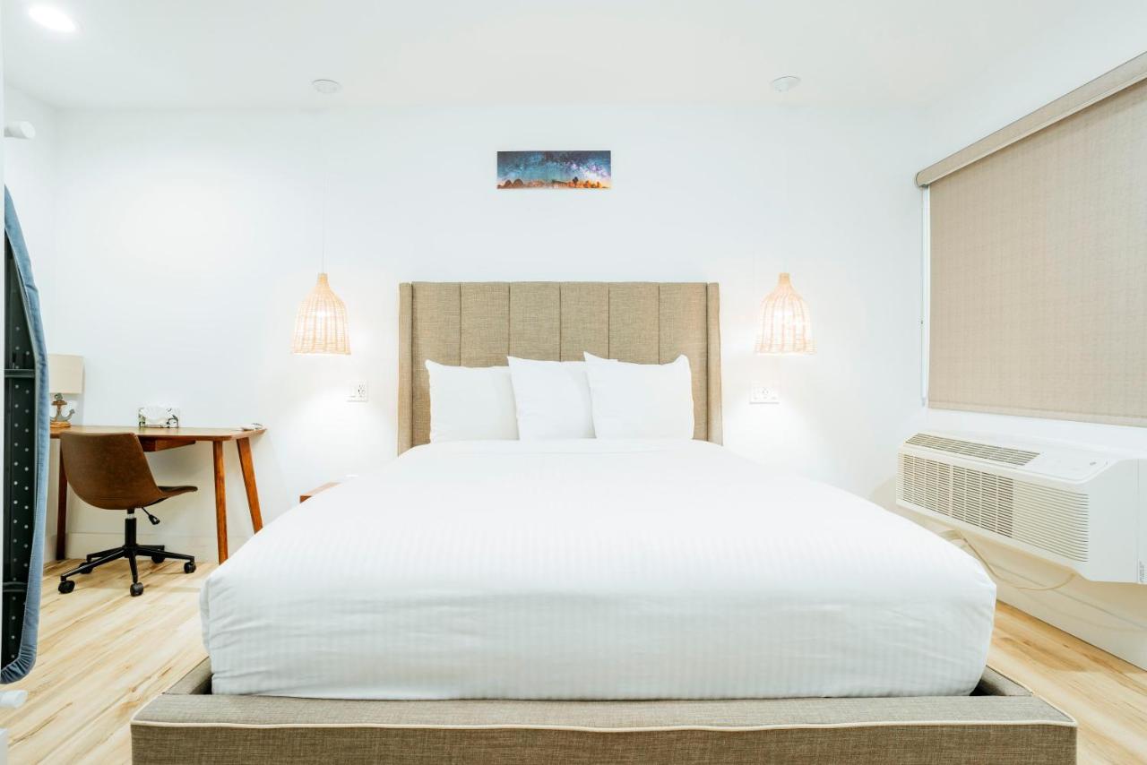 Standard Queen Room at The Belmont Shore Inn