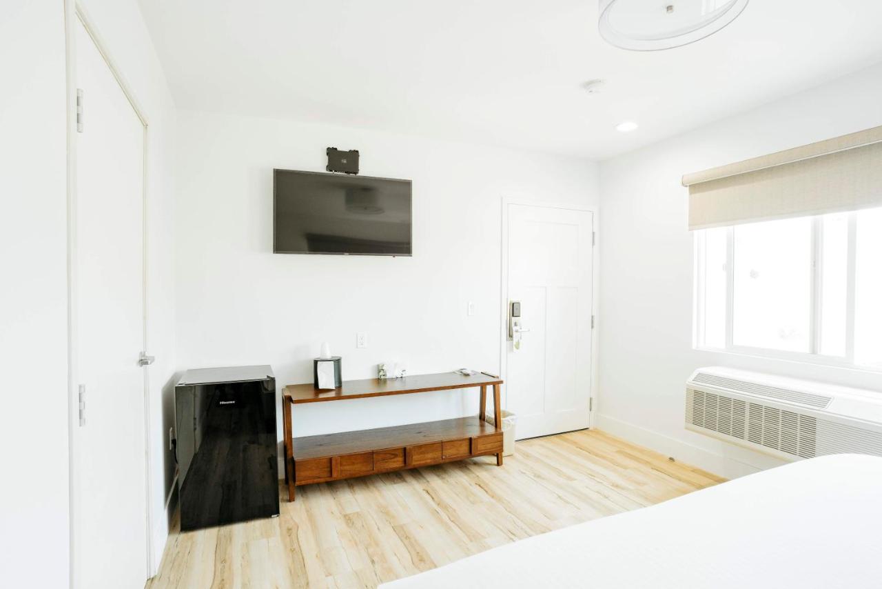 Standard King Room at The Belmont Shore Inn