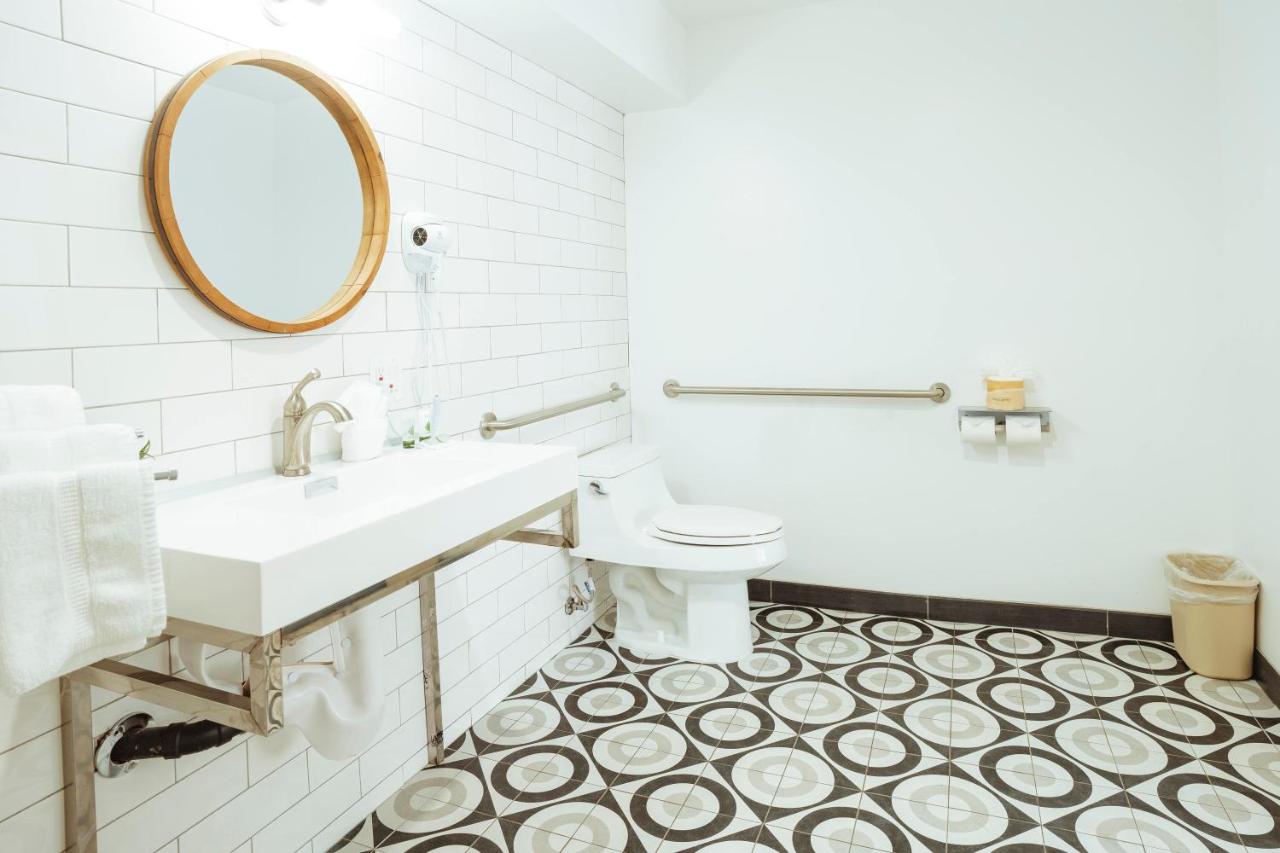 Queen Room - Disability Access at The Belmont Shore Inn