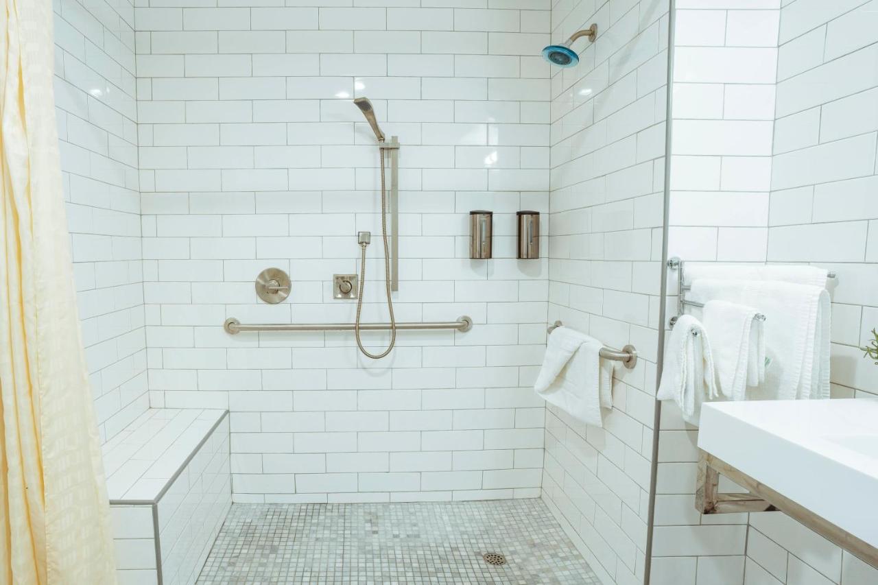 Queen Room - Disability Access at The Belmont Shore Inn