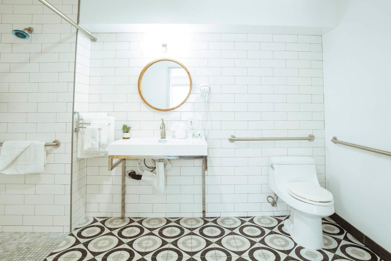 Queen Room - Disability Access at The Belmont Shore Inn