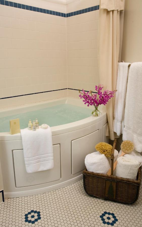 | Lake Pointe Inn