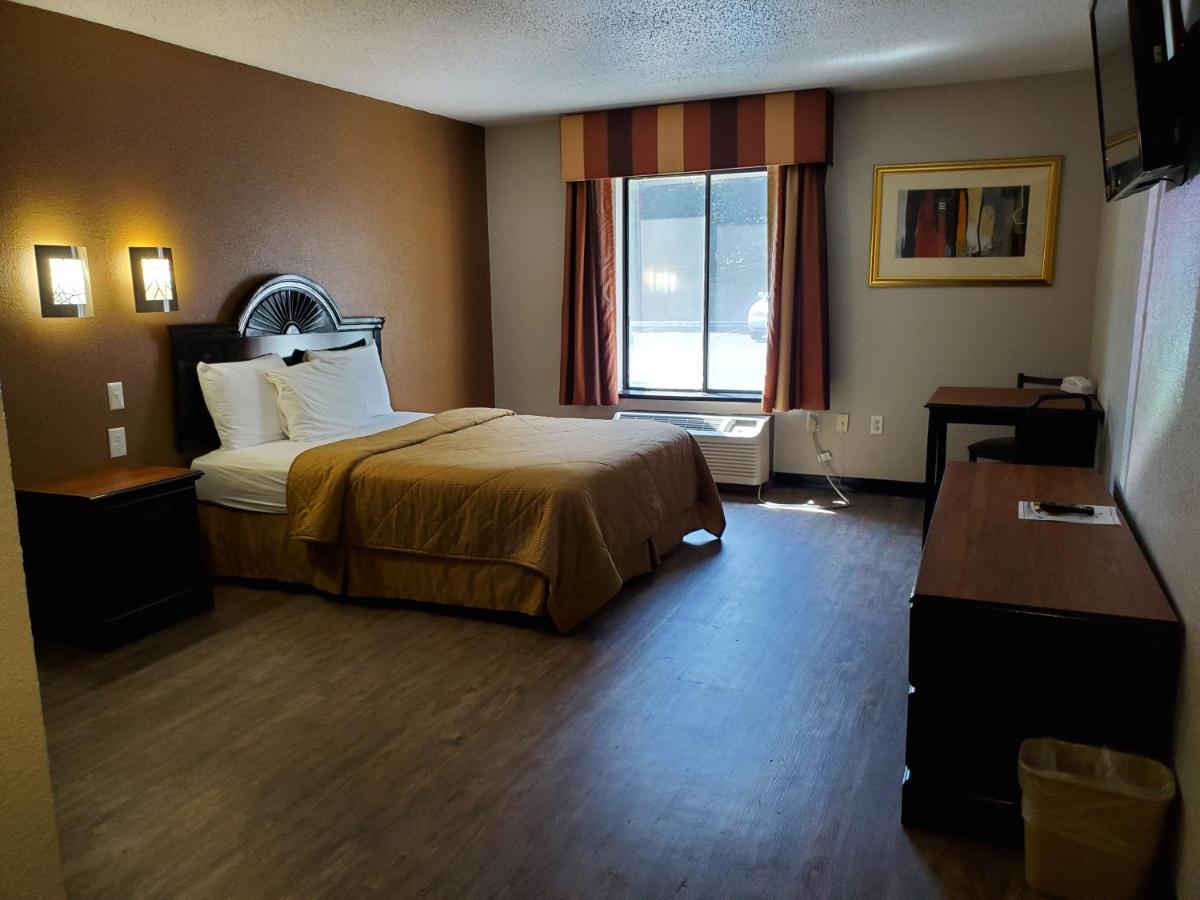 Queen Room - Handicap at Noble Suites