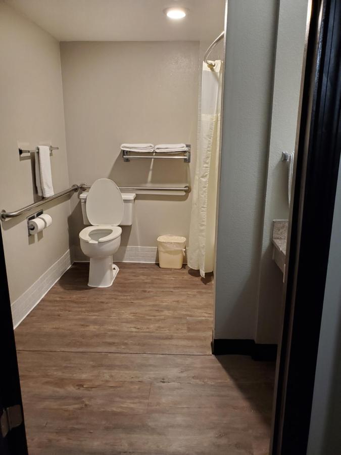 Queen Room - Handicap at Noble Suites