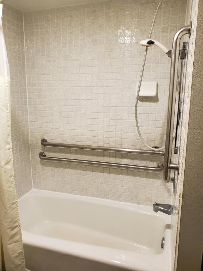 Queen Room - Handicap at Noble Suites